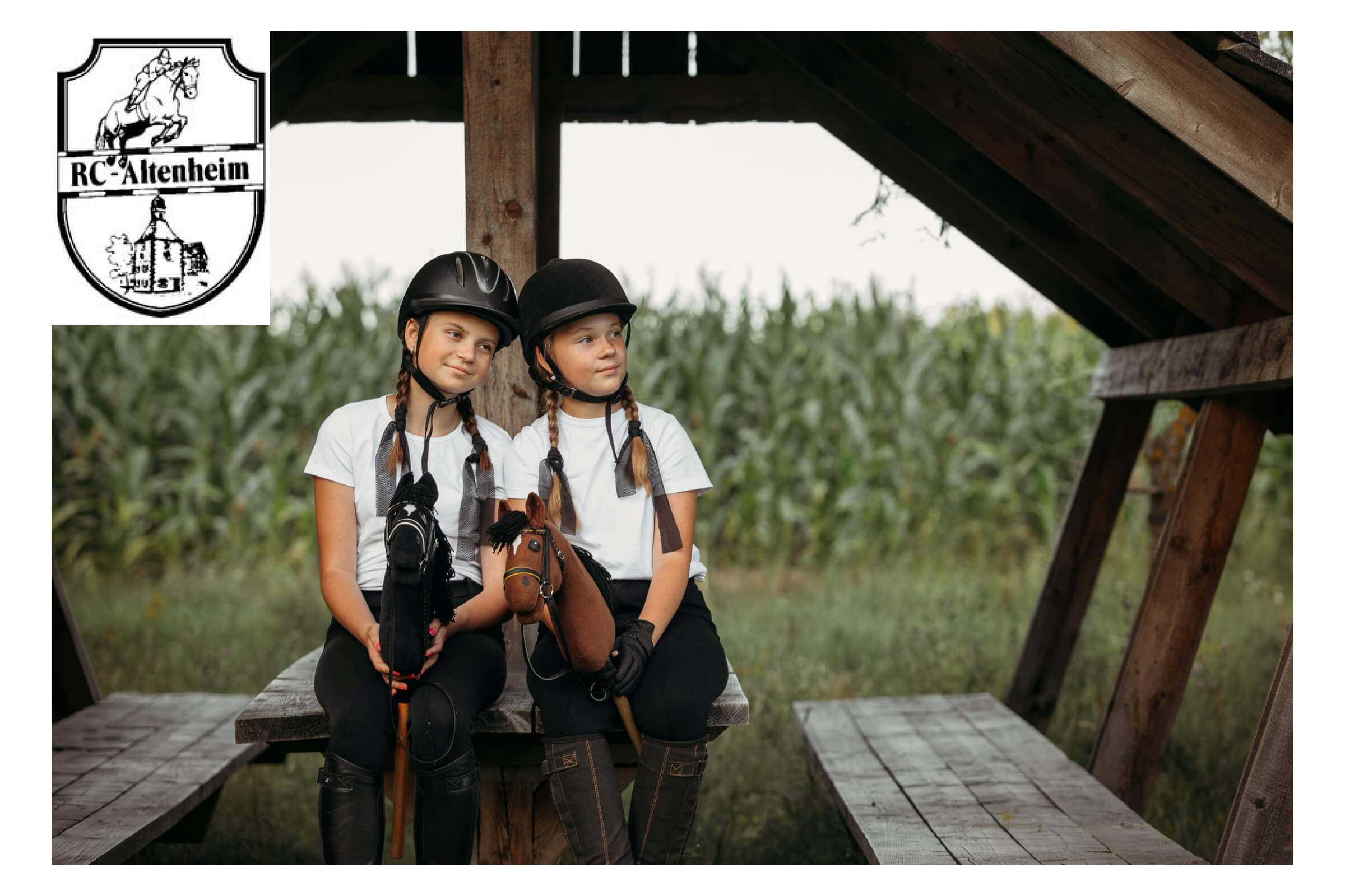 Foto zeigt zwei Mädchen mit ihren Hobby Horses