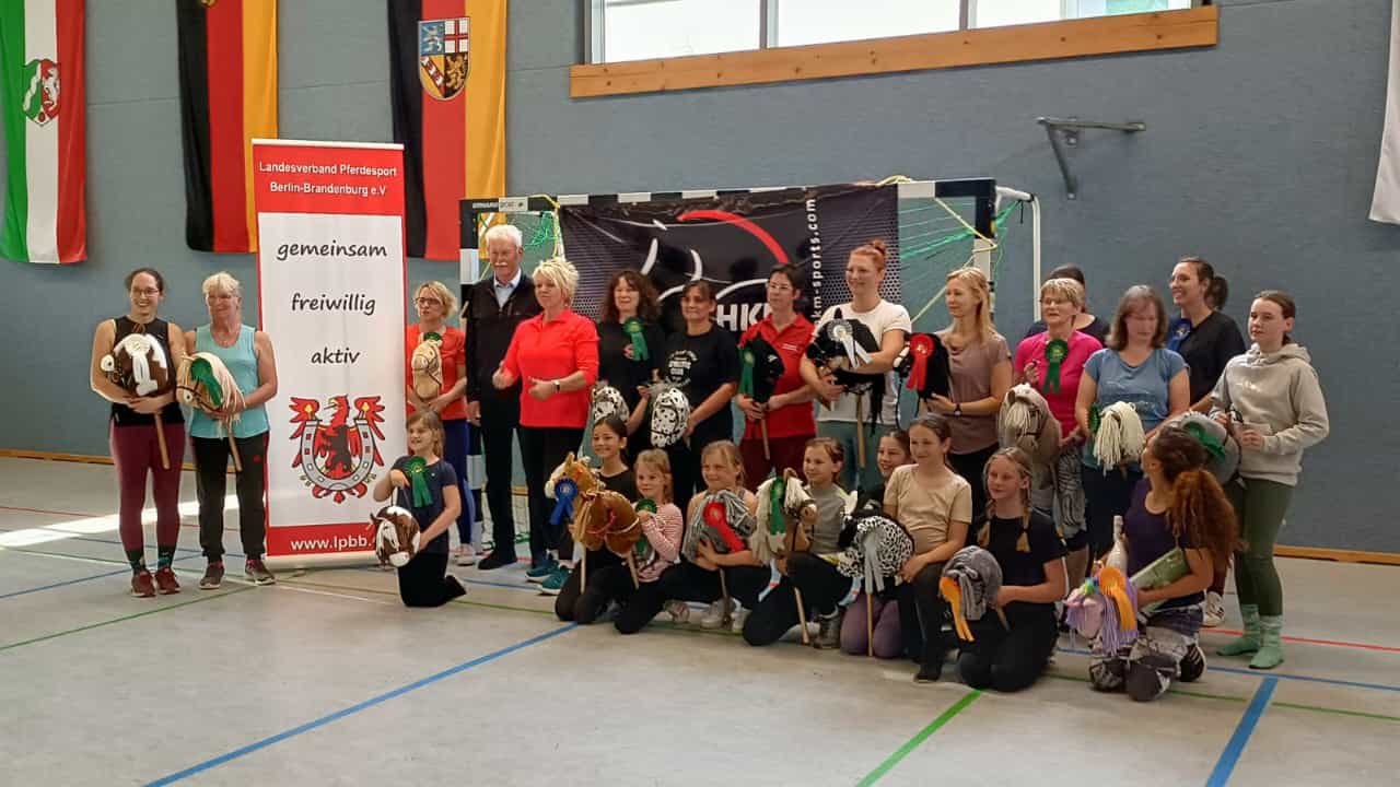 Gruppenfoto der Teilnehmer des Hobby Horsing Workshops in Brandenburg